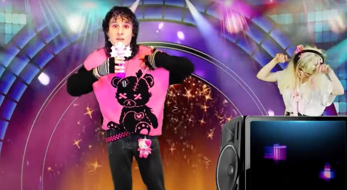 Ruskie Kotki - "Internetowa idolka nastolatek" i jej piosenki odzieżowe